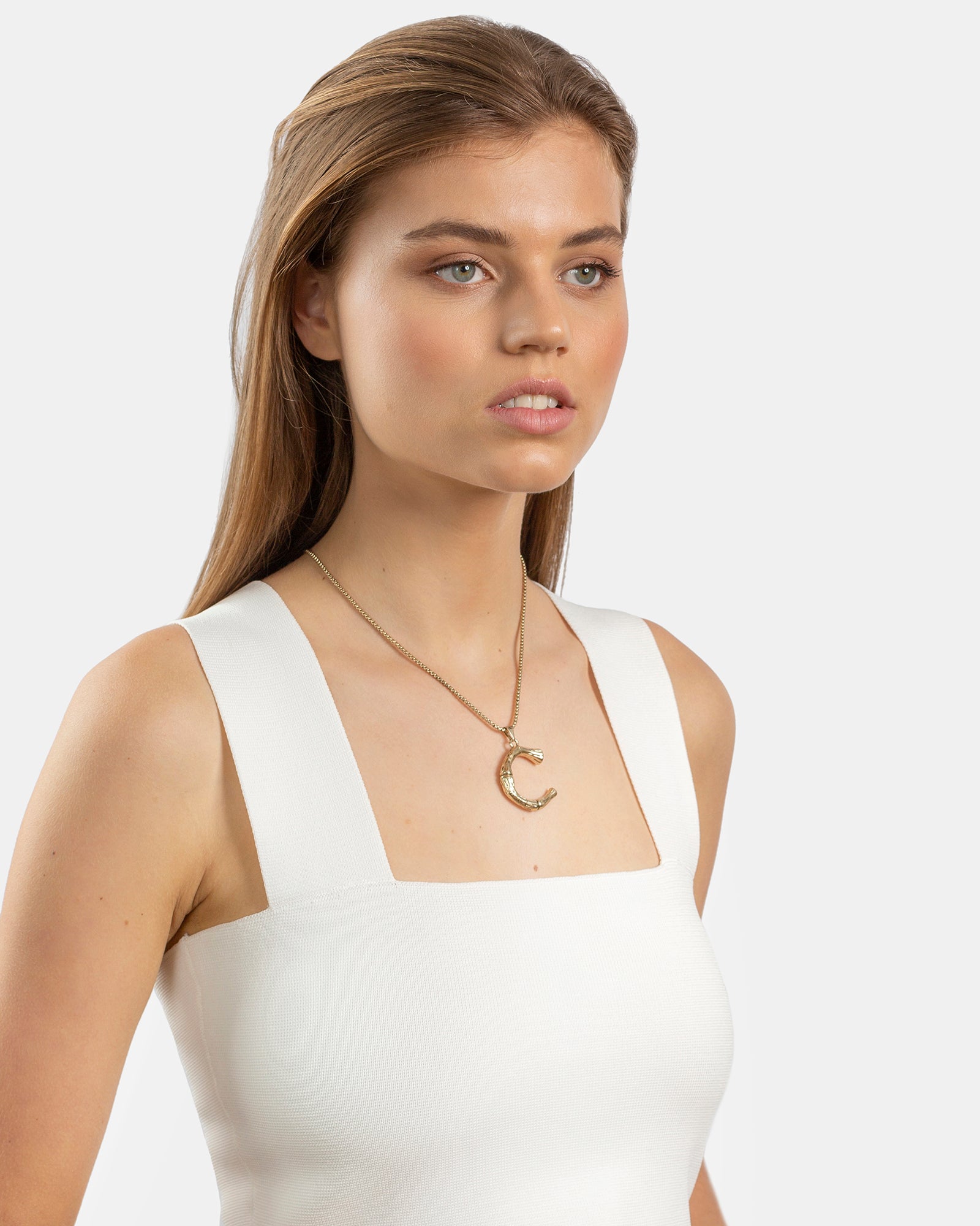 Kitte Bambu Initial C necklace gold on model